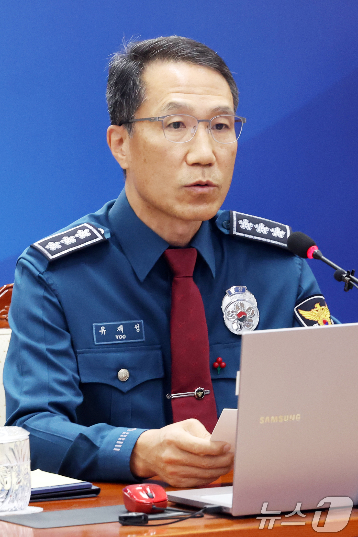 (서울=뉴스1) 황기선 기자 = 유재성 경찰청장 직무대행이 1일 오전 서울 서대문구 경찰청 무궁화회의실에서 열린 '전국 경찰 지휘부 화상회의'에서 모두발언을 하고 있다.이날 회의에 …