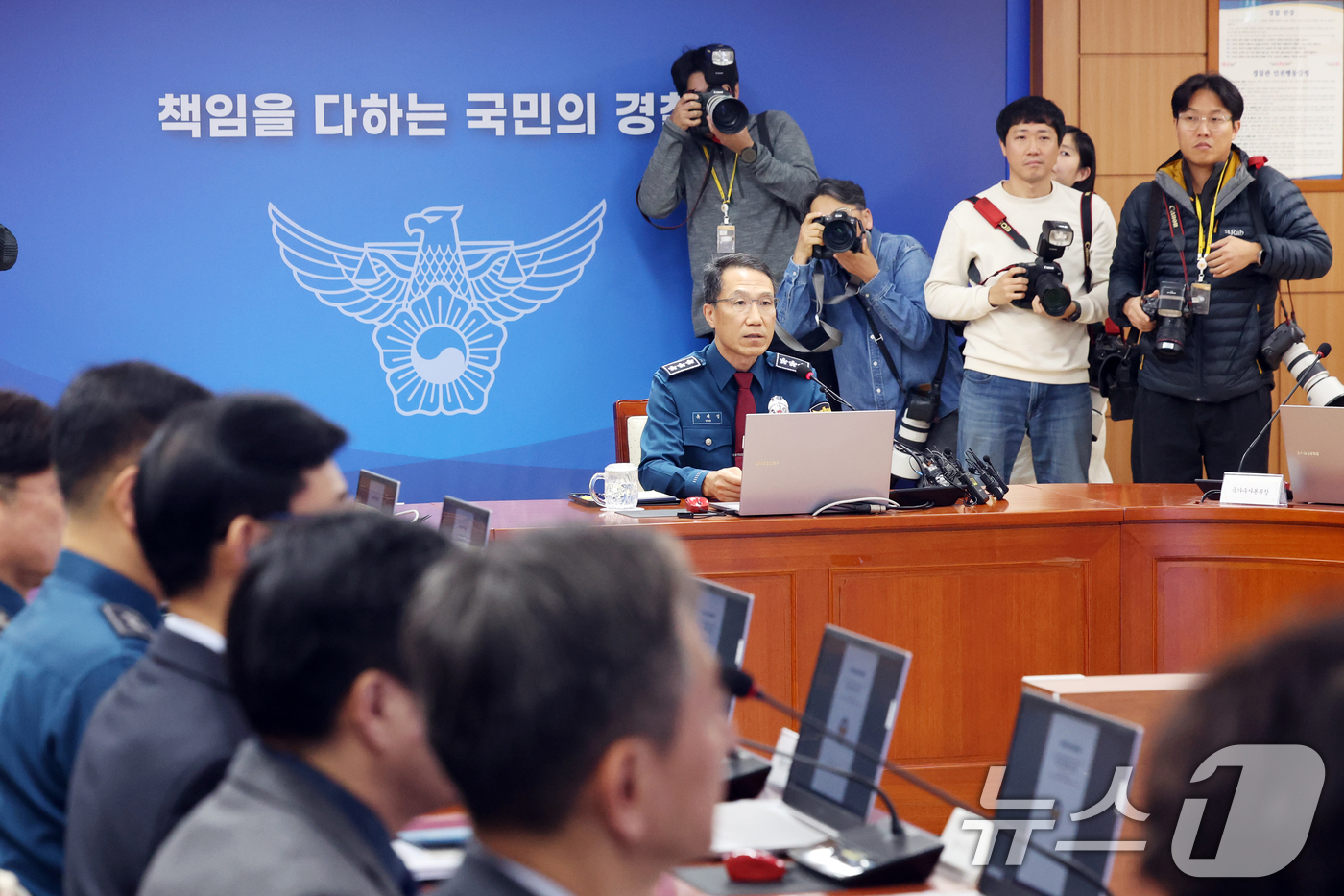 (서울=뉴스1) 황기선 기자 = 유재성 경찰청장 직무대행이 1일 오전 서울 서대문구 경찰청 무궁화회의실에서 열린 '전국 경찰 지휘부 화상회의'에서 모두발언을 하고 있다.이날 회의에 …