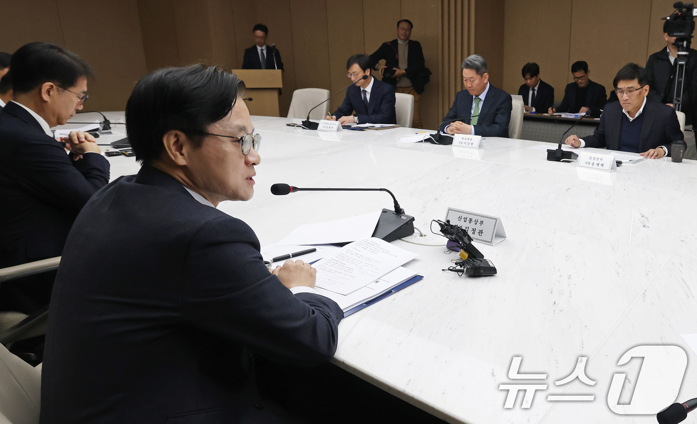 (서울=뉴스1) 오대일 기자 = 김정관 산업통상부 장관이 1일 오전 서울 중구 대한상공회의소에서 열린 민관 합동 산업투자전략회의에서 모두발언을 하고 있다.김 장관은 반도체, 자동차 …