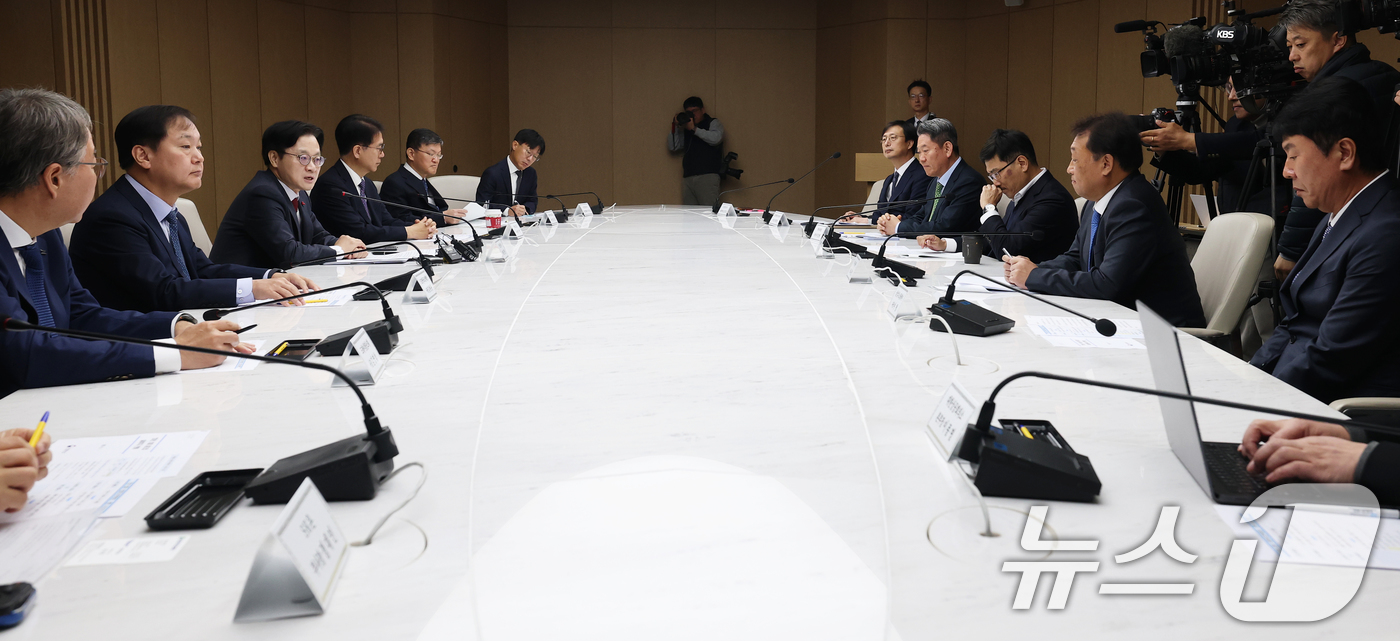 (서울=뉴스1) 오대일 기자 = 김정관 산업통상부 장관이 1일 오전 서울 중구 대한상공회의소에서 열린 민관 합동 산업투자전략회의에서 모두발언을 하고 있다.김 장관은 반도체, 자동차 …