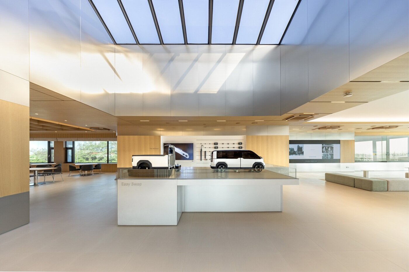 본문 이미지 - 경기 화성 소재 기아 완성차 제조공장인 &#39;오토랜드 화성&#39;에 조성된 고객 대상 목적기반차량&#40;PBV&#41; 체험공간 내 2층 PBV 라운지 전경&#40;기아 제공&#41;. 2025.12.01.