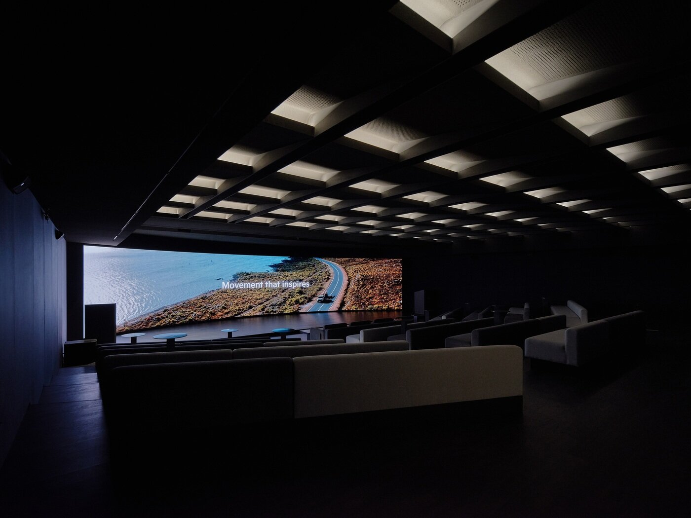 본문 이미지 - 경기 화성 소재 기아 완성차 제조공장인 &#39;오토랜드 화성&#39;에 조성된 고객 대상 목적기반차량&#40;PBV&#41; 체험공간 내 1층 오디토리움 전경&#40;기아 제공&#41;. 2025.12.01.