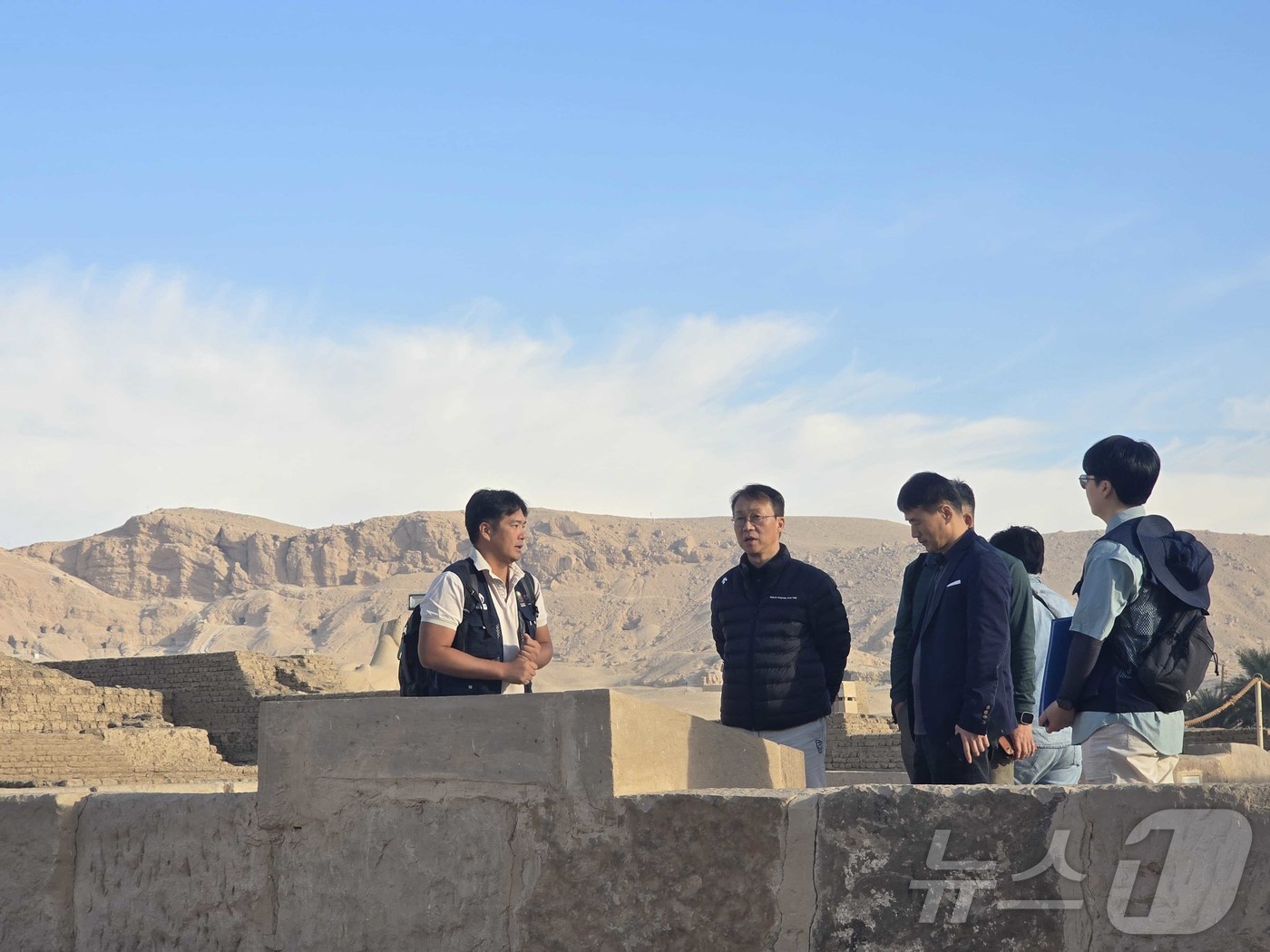 (서울=뉴스1) = 최보근 국가유산청 차장(가운데)이 30일 오후(현지 시간) 이집트 룩소르 소재 룩소르박물관 공적개발원조(ODA) 현장을 방문해 현장 관계자에게 사업 현황 설명을 …