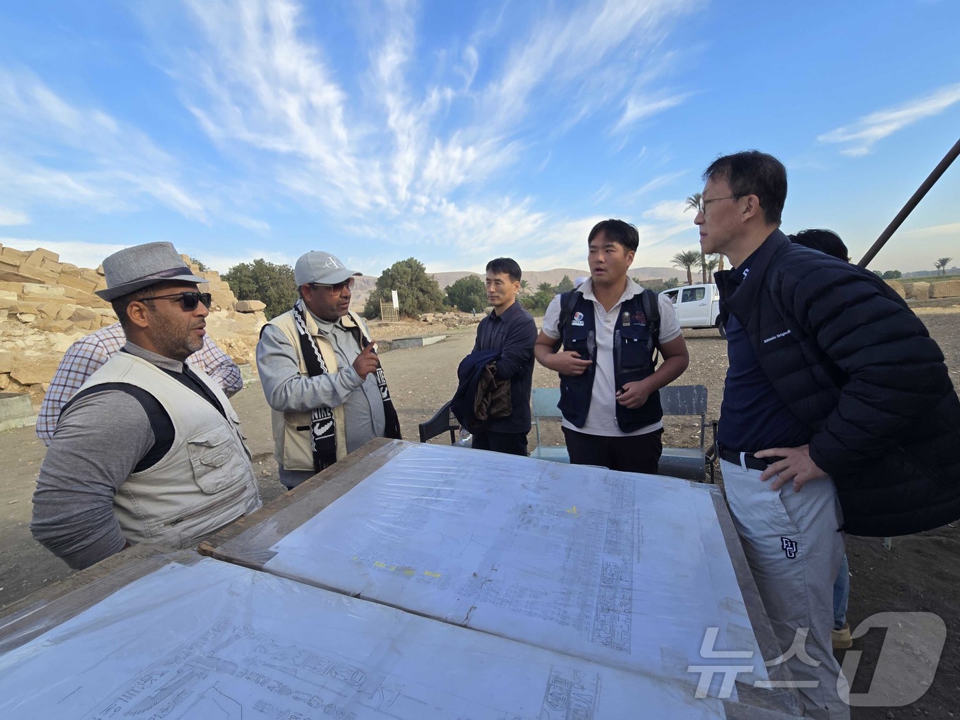 (서울=뉴스1) = 최보근 국가유산청 차장(오른쪽)이 30일 오전(현지 시간) 이집트 룩소르 소재의 라메세움 신전을 방문해 탑문 보수복원 공적개발원조(ODA) 사업 현황을 점검하고 …