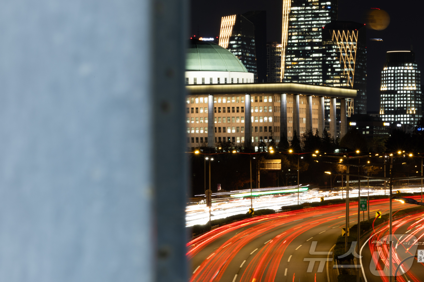 (서울=뉴스1) 신웅수 기자 = 1년 전 12월 3일, 비상계엄으로 국회가 봉쇄되며 민주주의의 심장이 멈췄다. 촛불 시민들은 장갑차를 막아섰고, 국회의원들은 담벼락을 넘어 본회의장 …