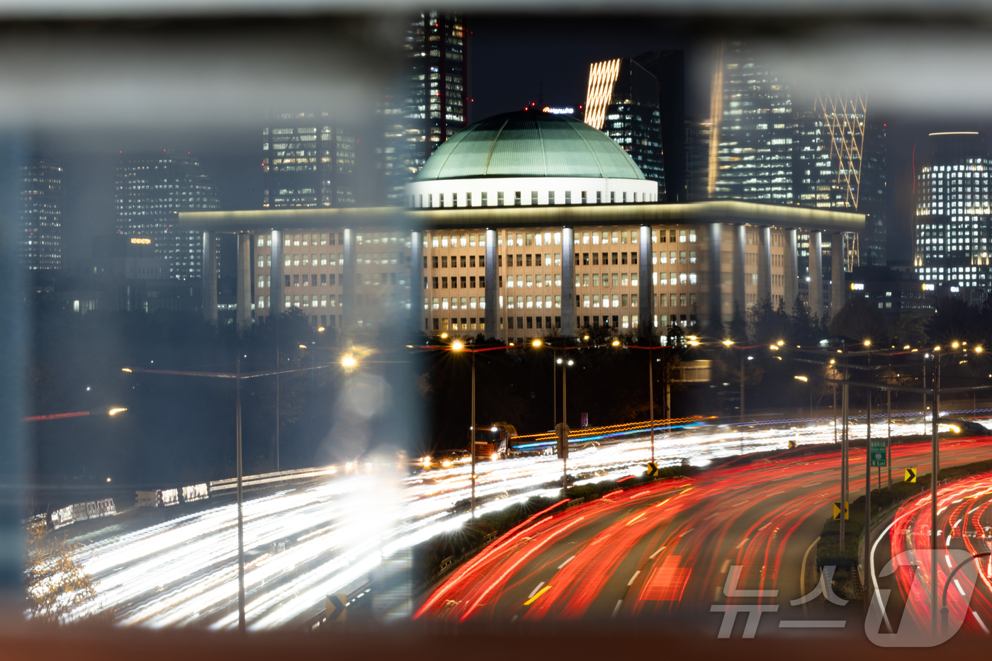 (서울=뉴스1) 신웅수 기자 = 1년 전 12월 3일, 비상계엄으로 국회가 봉쇄되며 민주주의의 심장이 멈췄다. 촛불 시민들은 장갑차를 막아섰고, 국회의원들은 담벼락을 넘어 본회의장 …