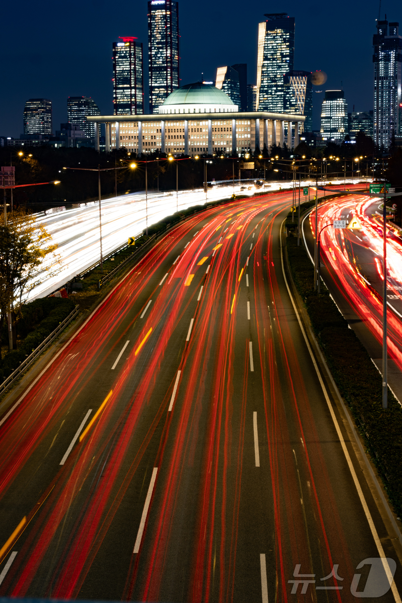 (서울=뉴스1) 신웅수 기자 = 1년 전 12월 3일, 비상계엄으로 국회가 봉쇄되며 민주주의의 심장이 멈췄다. 촛불 시민들은 장갑차를 막아섰고, 국회의원들은 담벼락을 넘어 본회의장 …