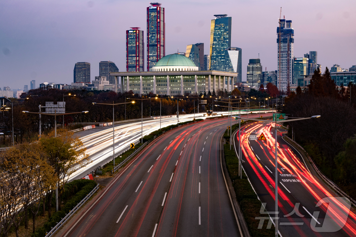 (서울=뉴스1) 신웅수 기자 = 1년 전 12월 3일, 비상계엄으로 국회가 봉쇄되며 민주주의의 심장이 멈췄다. 촛불 시민들은 장갑차를 막아섰고, 국회의원들은 담벼락을 넘어 본회의장 …