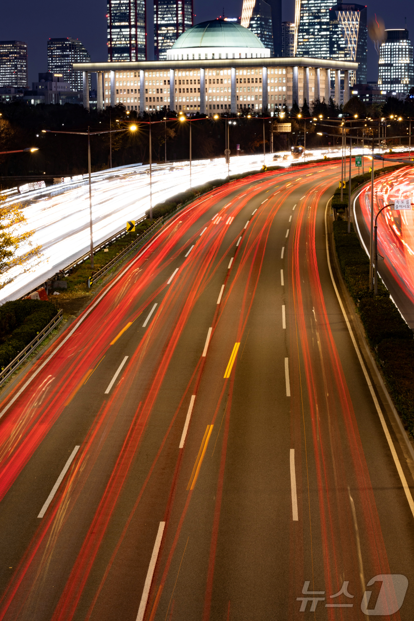 (서울=뉴스1) 신웅수 기자 = 1년 전 12월 3일, 비상계엄으로 국회가 봉쇄되며 민주주의의 심장이 멈췄다. 촛불 시민들은 장갑차를 막아섰고, 국회의원들은 담벼락을 넘어 본회의장 …