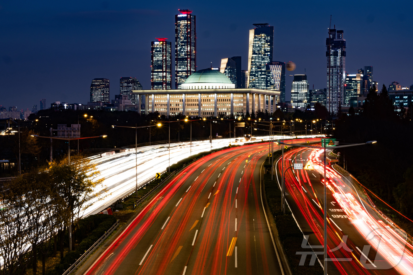 (서울=뉴스1) 신웅수 기자 = 1년 전 12월 3일, 비상계엄으로 국회가 봉쇄되며 민주주의의 심장이 멈췄다. 촛불 시민들은 장갑차를 막아섰고, 국회의원들은 담벼락을 넘어 본회의장 …