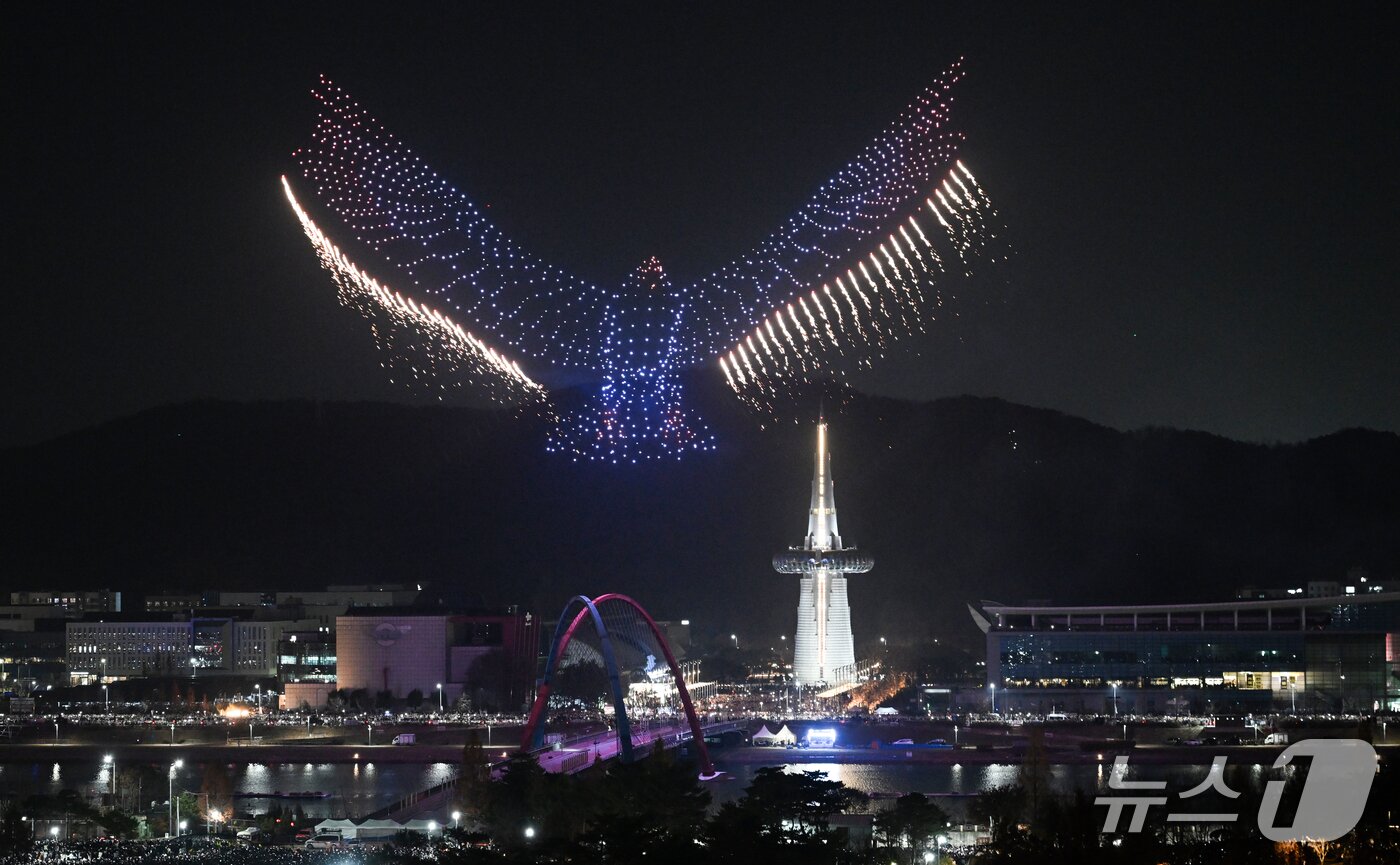 본문 이미지 - 30일 대전 유성구 엑스포공원과 엑스포다리 일대에서 열린 대전 한화 불꽃축제에서 화려한 드론쇼가 하늘을 수 놓고 있다.  2025.11.30/뉴스1 ⓒ News1 김기태 기자