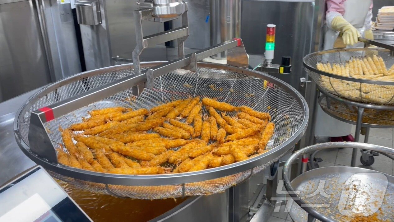 본문 이미지 - 1일부터 제주여자상업고등학교 급식실에서 본격 운영하는 인공지능 기반 제주형 학교급식 조리 로봇.이 로봇은 튀김, 볶음, 면 삶기, 소스 조리 등 다양한 기능을 수행할 수 있도록 학교 조리실 구조와 급식 환경에 맞춰 제작됐다.(제주도교육청 제공. 재판매 및 DB 금지) ⓒ News1 홍수영 기자