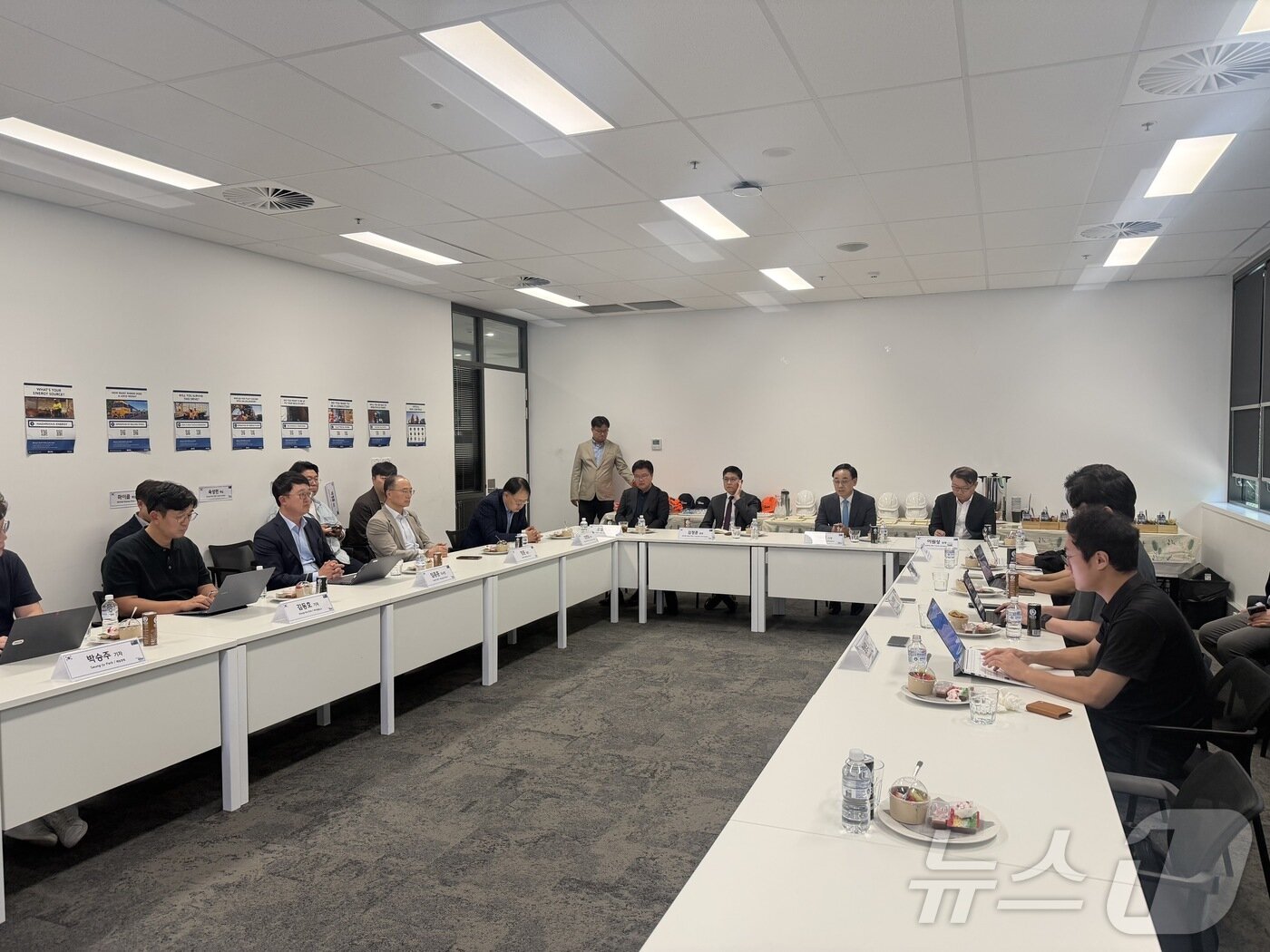 본문 이미지 - 이용배 현대로템 사장을 비롯한 경영진이 지난달 27일&#40;현지 시간&#41; 호주 센트럴코스트 칸지 앤지 정비 센터에서 열린 기자간담회에 참석한 모습&#40;현대로템 제공&#41; 2025.12.1/뉴스1 ⓒ News1 박종홍 기자