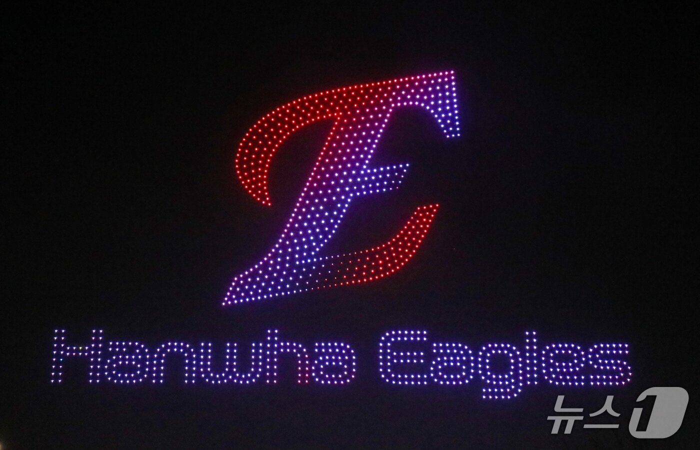 본문 이미지 - 30일 대전 유성구 엑스포공원과 엑스포다리 일대에서 열린 대전 한화 불꽃축제에서 화려한 드론쇼가 하늘을 수 놓고 있다. 2025.11.30/뉴스1 ⓒ News1 김기태 기자