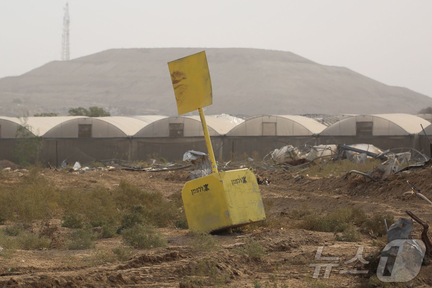 본문 이미지 - 지난달 4일(현지시간) 가자지구 중부 브레이즈에서 이스라엘군이 그은 '옐로우 라인'을 표시하는 콘크리트 블록(뒤쪽). 2025.11.04. ⓒ AFP=뉴스1 ⓒ News1 이정환 기자