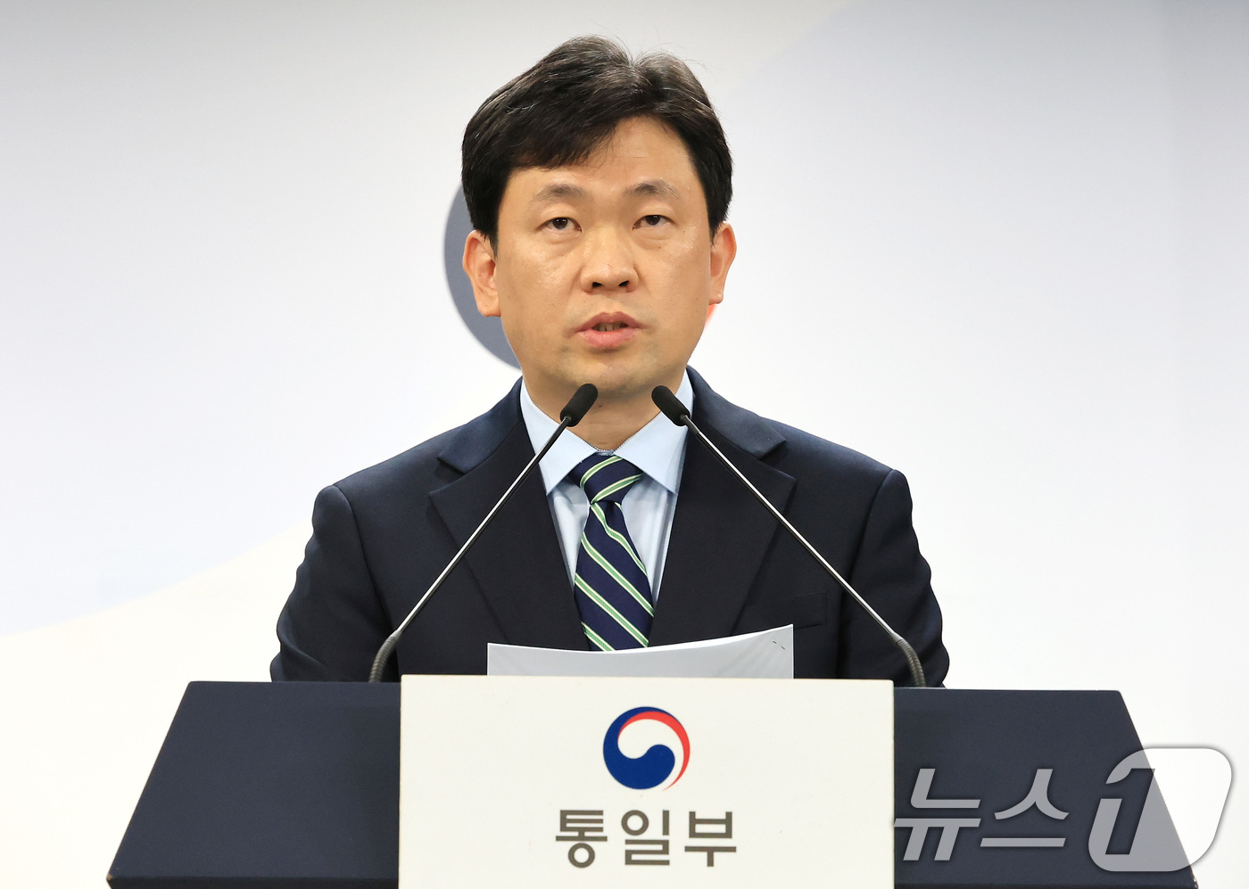 (서울=뉴스1) 임세영 기자 = 윤민호 통일부 대변인이 1일 서울 종로구 정부서울청사 브리핑실에서 정례브리핑을 하고 있다. 2025.12.1/뉴스1