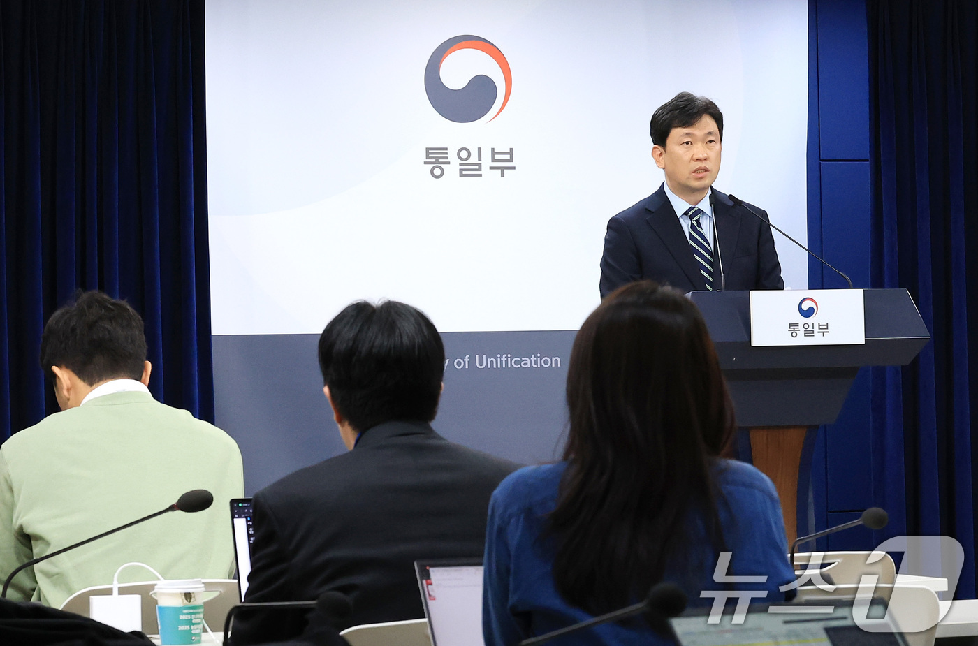 (서울=뉴스1) 임세영 기자 = 윤민호 통일부 대변인이 1일 서울 종로구 정부서울청사 브리핑실에서 정례브리핑을 하고 있다. 2025.12.1/뉴스1