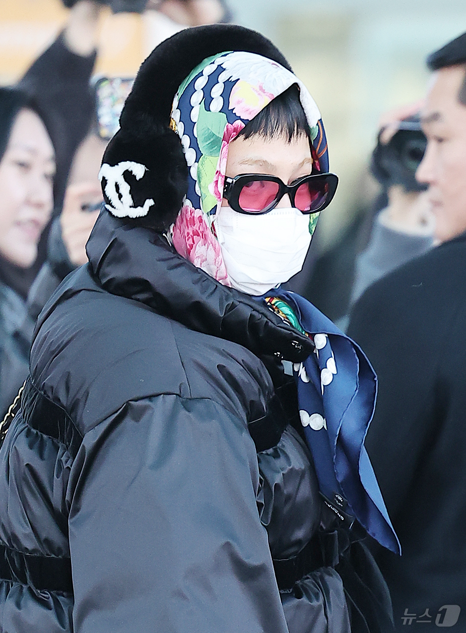 (인천공항=뉴스1) 김진환 기자 = 가수 지드래곤(G-DRAGON)이 1일 뉴욕에서 열릴 패션쇼 참석을 위해 인천국제공항 제2여객터미널을 통해 미국으로 출국하고 있다. 2025.1 …