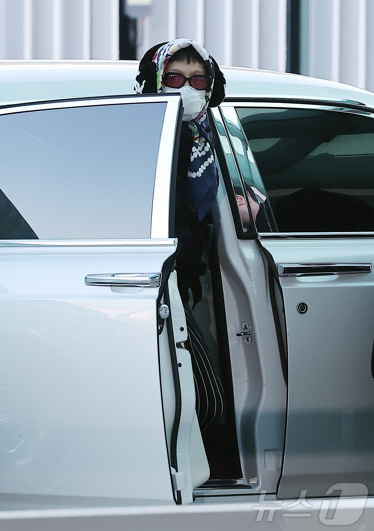 (인천공항=뉴스1) 김진환 기자 = 가수 지드래곤(G-DRAGON)이 1일 뉴욕에서 열릴 패션쇼 참석을 위해 인천국제공항 제2여객터미널을 통해 미국으로 출국하고 있다. 2025.1 …