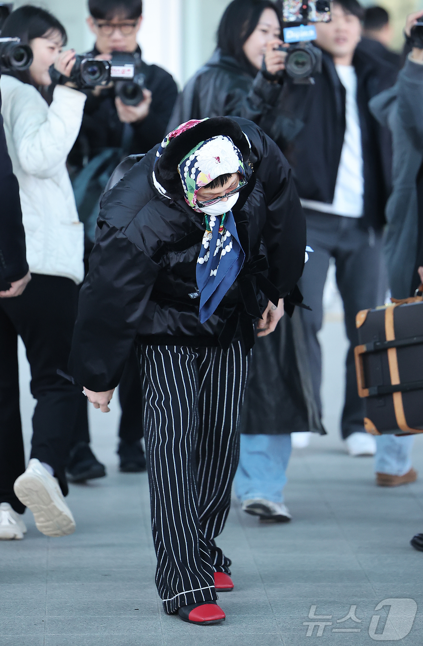 (인천공항=뉴스1) 김진환 기자 = 가수 지드래곤(G-DRAGON)이 1일 뉴욕에서 열릴 패션쇼 참석을 위해 인천국제공항 제2여객터미널을 통해 미국으로 출국하고 있다. 2025.1 …