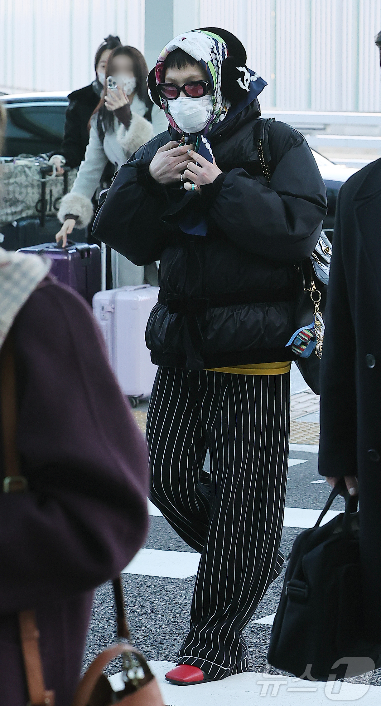 (인천공항=뉴스1) 김진환 기자 = 가수 지드래곤(G-DRAGON)이 1일 뉴욕에서 열릴 패션쇼 참석을 위해 인천국제공항 제2여객터미널을 통해 미국으로 출국하고 있다. 2025.1 …