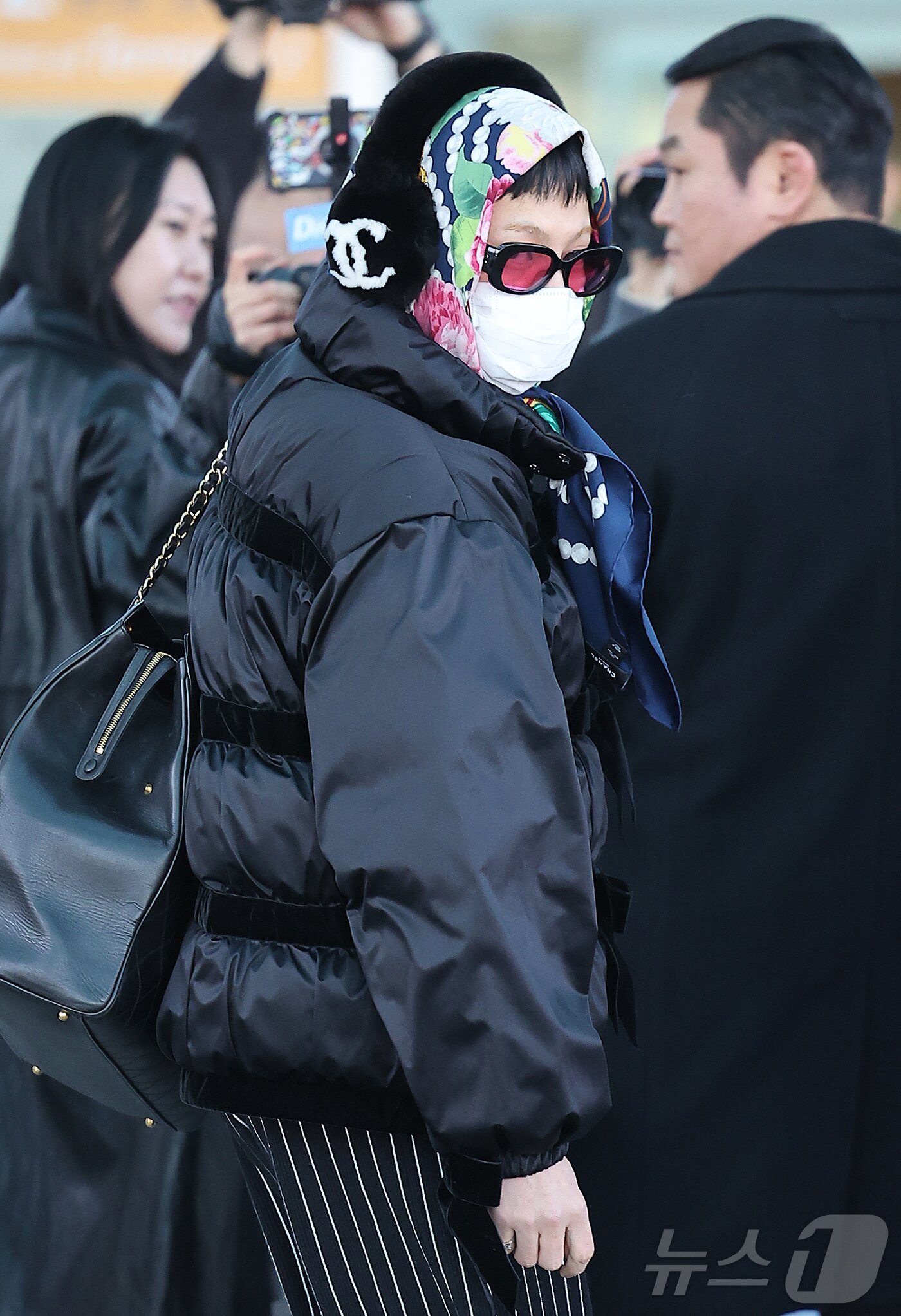 지드래곤, 뒤만 돌아봤을 뿐인데