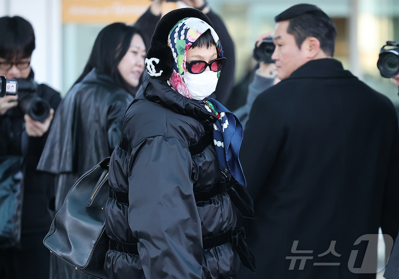 (인천공항=뉴스1) 김진환 기자 = 가수 지드래곤(G-DRAGON)이 1일 뉴욕에서 열릴 패션쇼 참석을 위해 인천국제공항 제2여객터미널을 통해 미국으로 출국하고 있다. 2025.1 …