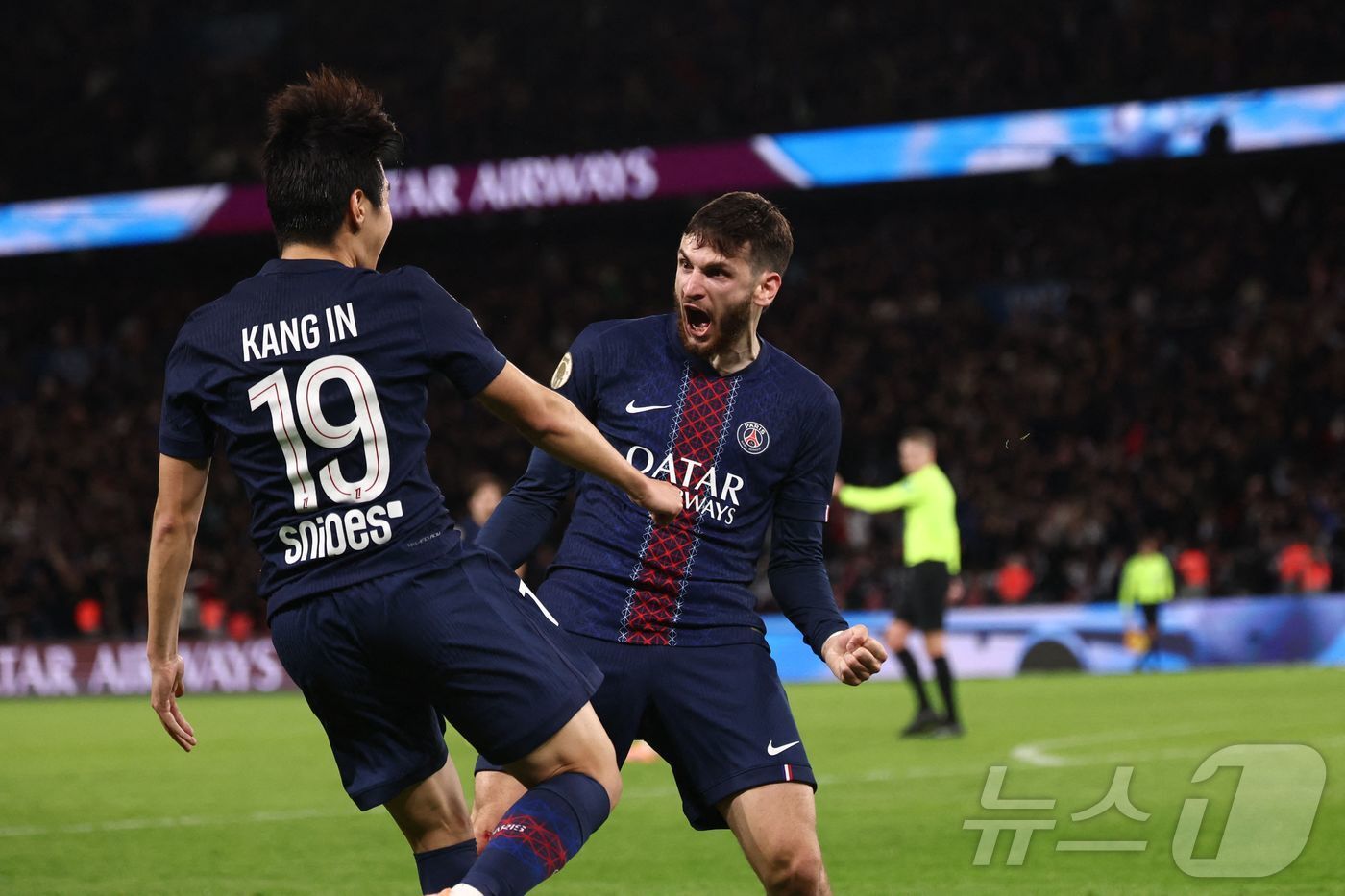 본문 이미지 - PSG에서 이강인과 함께 골의 기쁨을 나누는 크비차 크바라트스켈리아  ⓒ AFP=뉴스1
