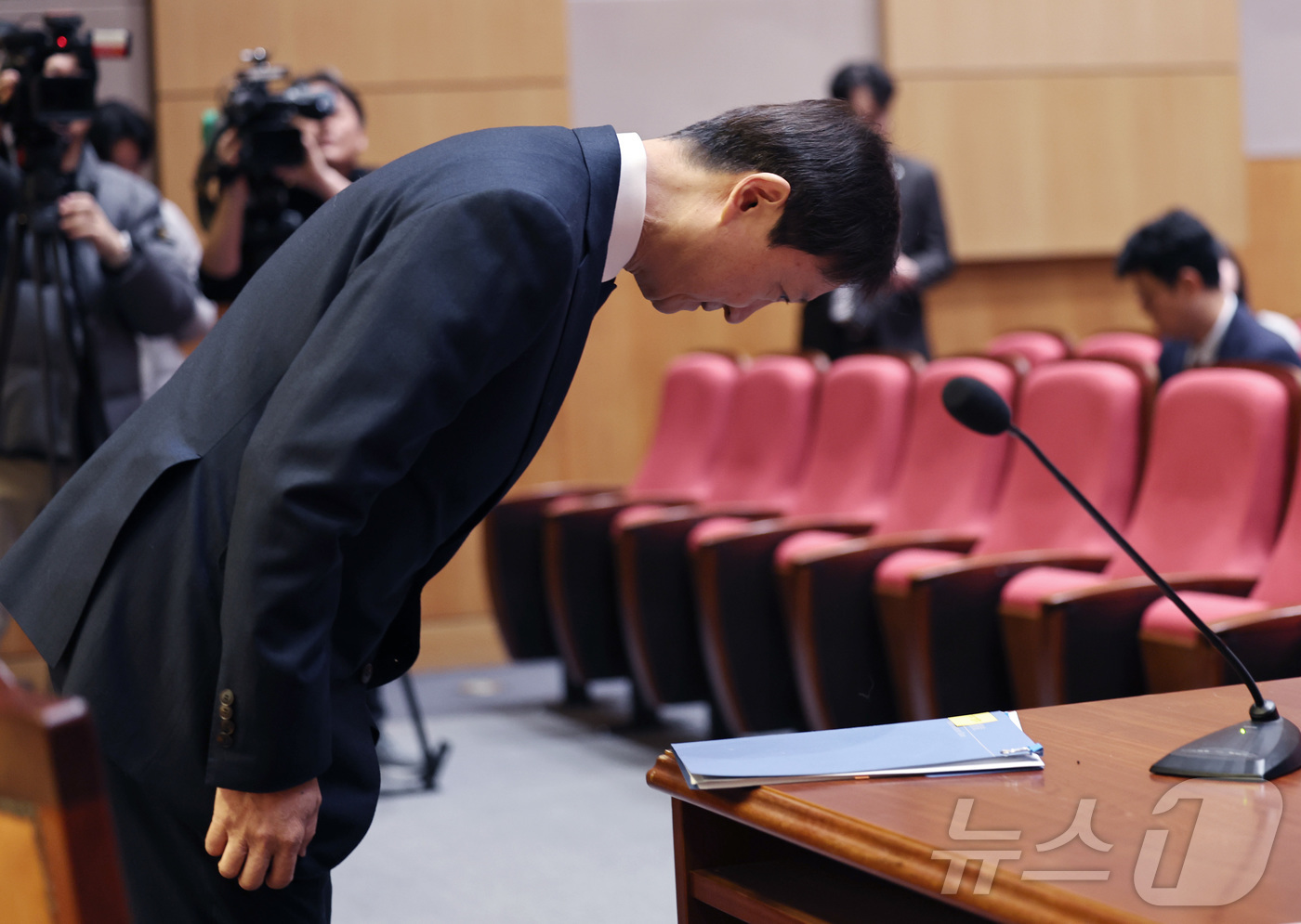 (서울=뉴스1) 구윤성 기자 = 이찬진 금융감독원장이 1일 오전 서울 여의도 금융감독원에서 열린 출입기자단과의 기자간담회에 참석해 인사하고 있다. 2025.12.1/뉴스1