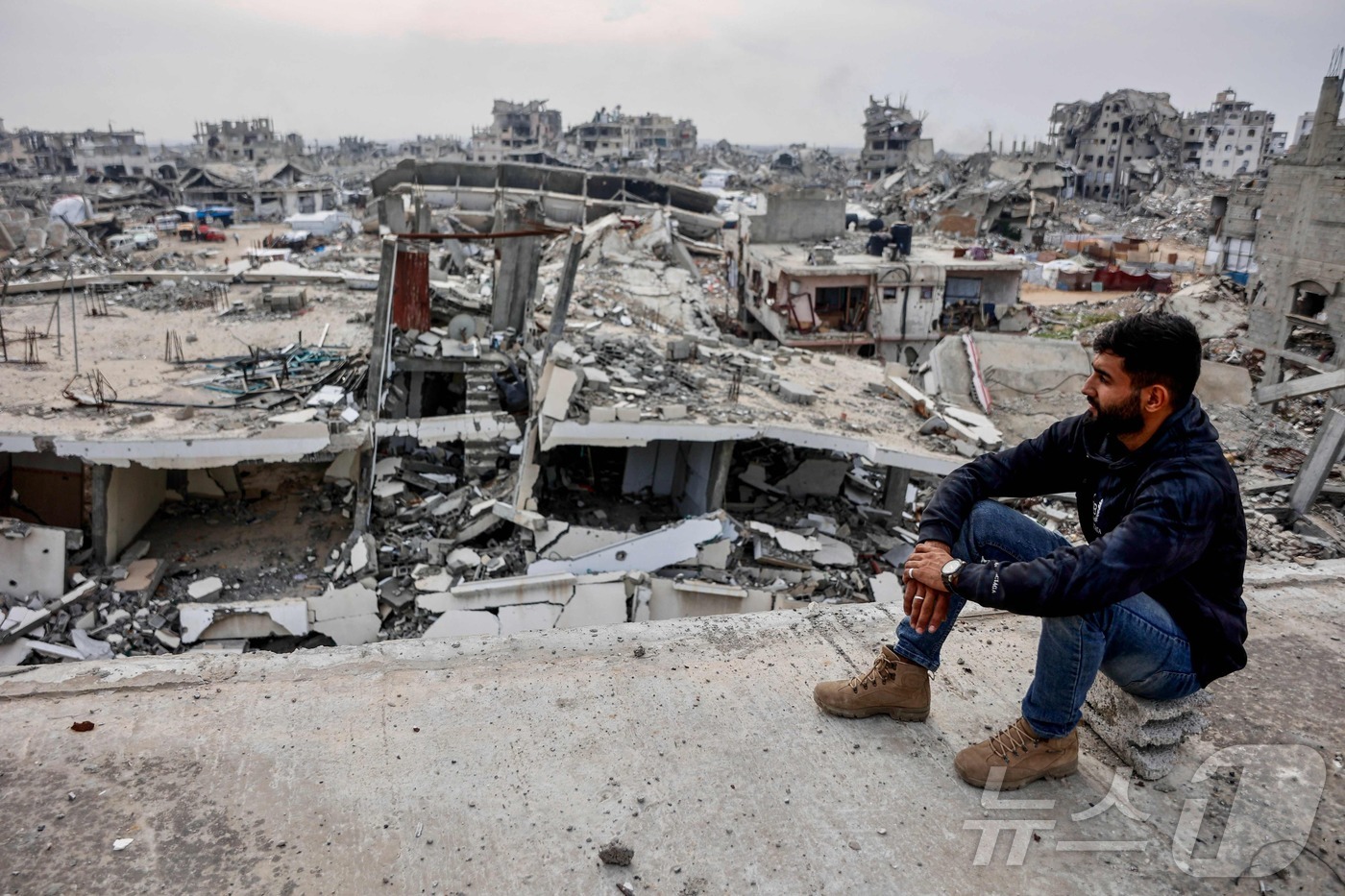 (가자 AFP=뉴스1) 이정환 기자 = 지난달 29일(현지시간) 가자지구 남부 텔 알하와의 파괴된 건물에서 피난민이 된 팔레스타인 남성이 앉아 있다. 가자지구 보건부는 이스라엘-하 …