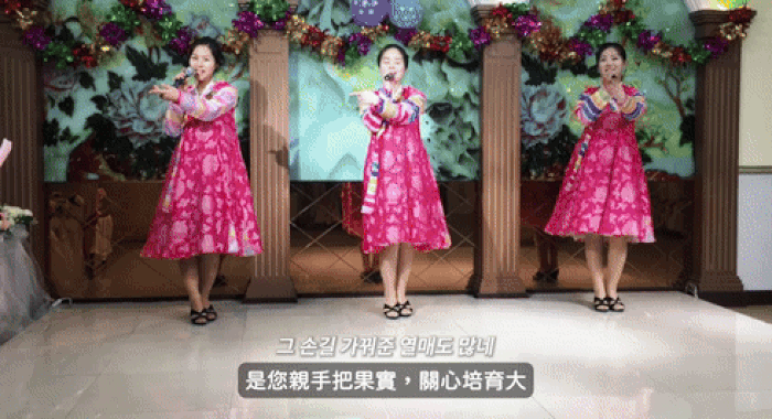 본문 이미지 - 평양의 김일성광장에 위치한 고급 식당 &#39;련광차집&#39;에서 북한 직원들이 공연을 하고 있다. 출처=유튜브