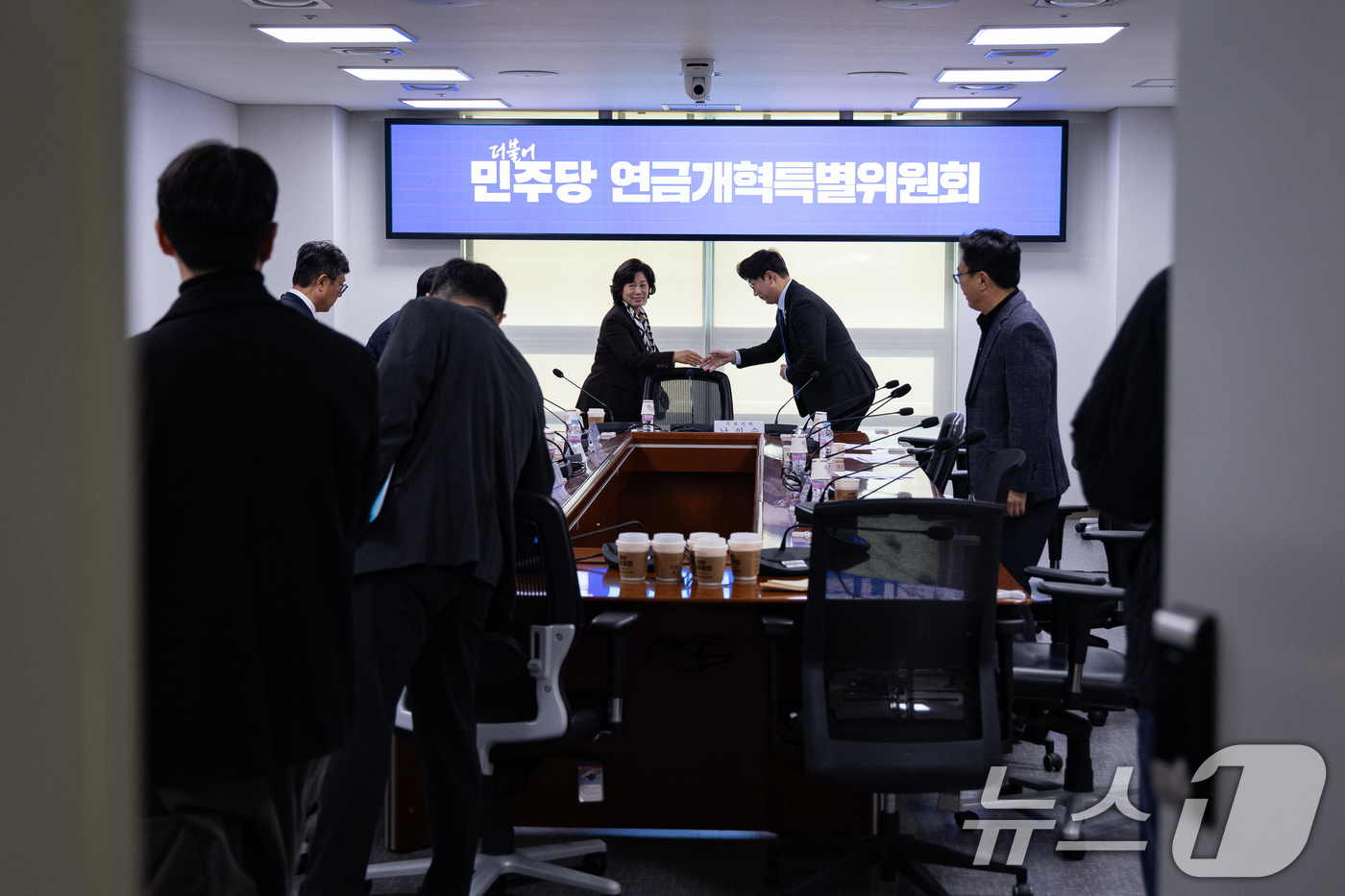 (서울=뉴스1) 유승관 기자 = 남인순 더불어민주당 연금개혁특별위원장이 1일 서울 여의도 국회 의원회관에서 열린 비공개 전체회의에서 참석자들과 인사하고 있다. 2025.12.1/뉴 …