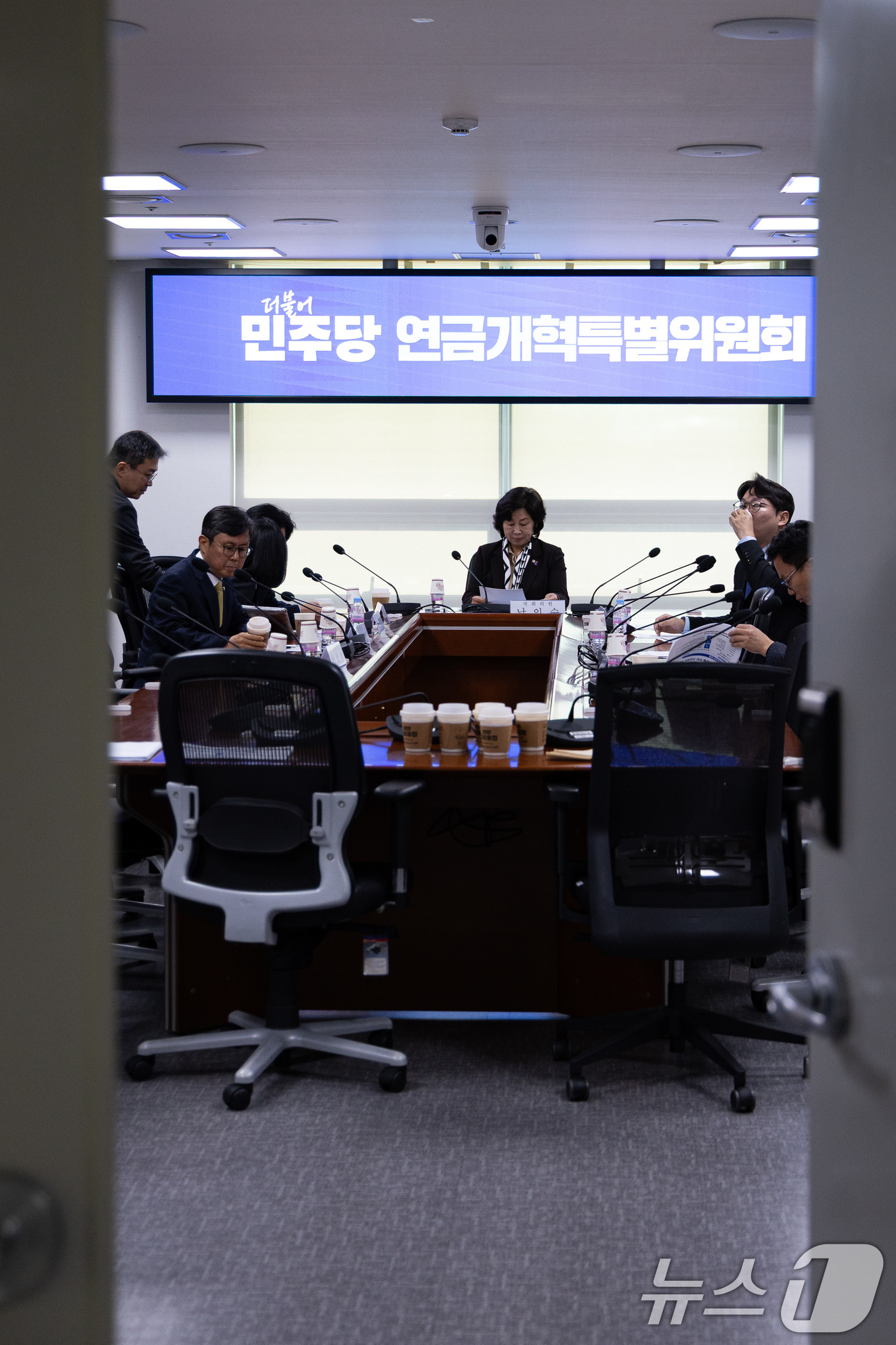 (서울=뉴스1) 유승관 기자 = 남인순 더불어민주당 연금개혁특별위원장이 1일 서울 여의도 국회 의원회관에서 열린 비공개 전체회의를 주재하고 있다. 2025.12.1/뉴스1