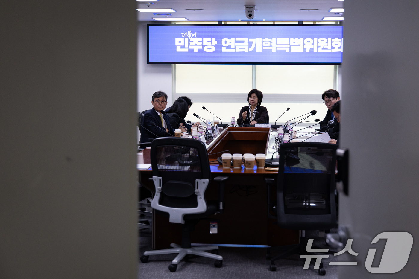 (서울=뉴스1) 유승관 기자 = 남인순 더불어민주당 연금개혁특별위원장이 1일 서울 여의도 국회 의원회관에서 열린 비공개 전체회의를 주재하고 있다. 2025.12.1/뉴스1