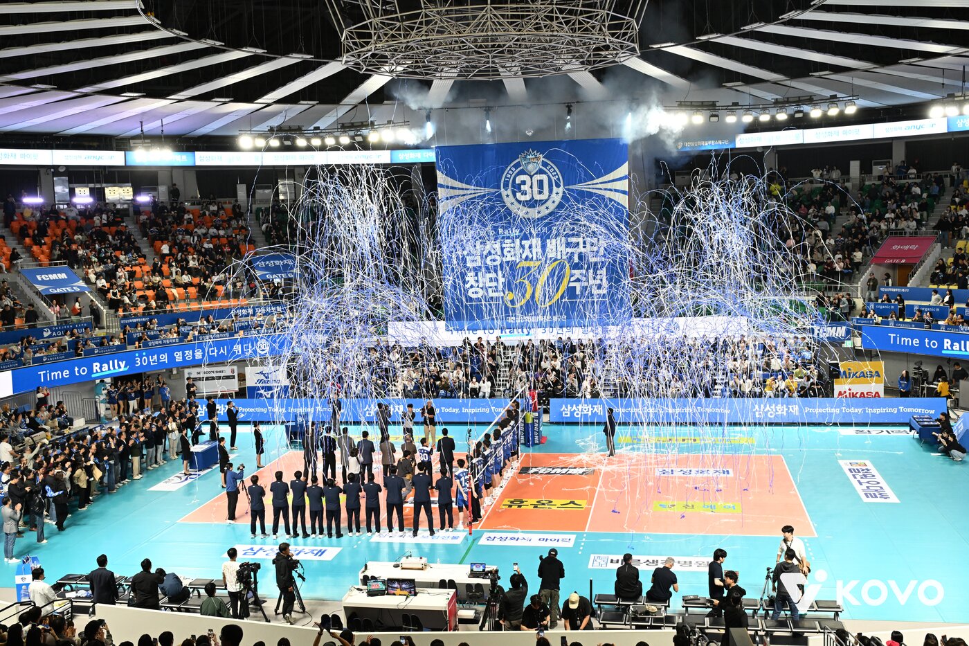 본문 이미지 - 지난달 8일 KB손해보험과의 홈경기에서 창단 30주년 행사를 열었던 삼성화재. (KOVO 제공)