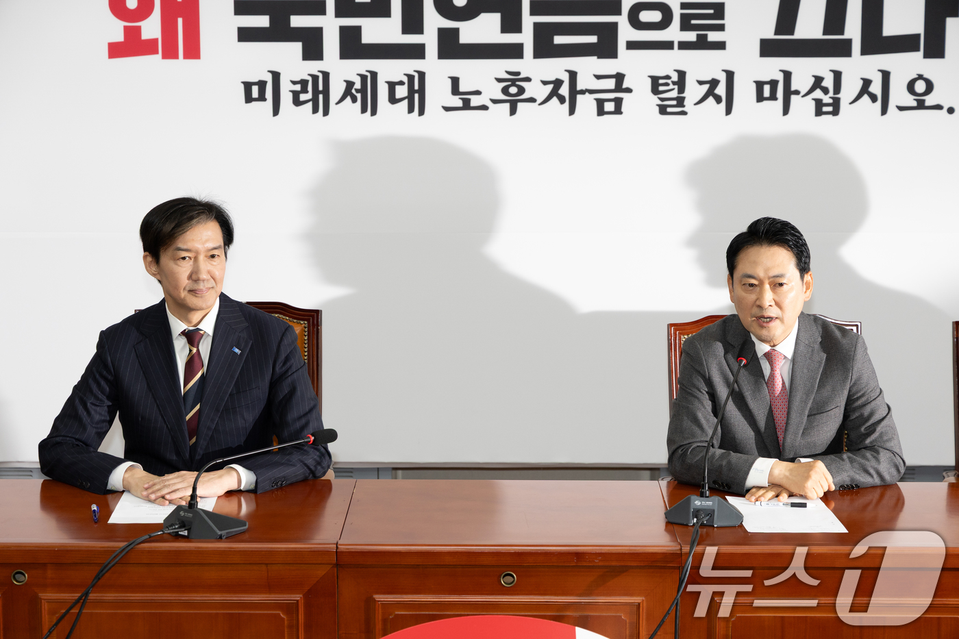 (서울=뉴스1) 이승배 기자 = 장동혁 국민의힘 대표가 1일 서울 여의도 국회에서 조국 조국혁신당 대표를 접견, 인사말을 하고 있다. 2025.12.1/뉴스1