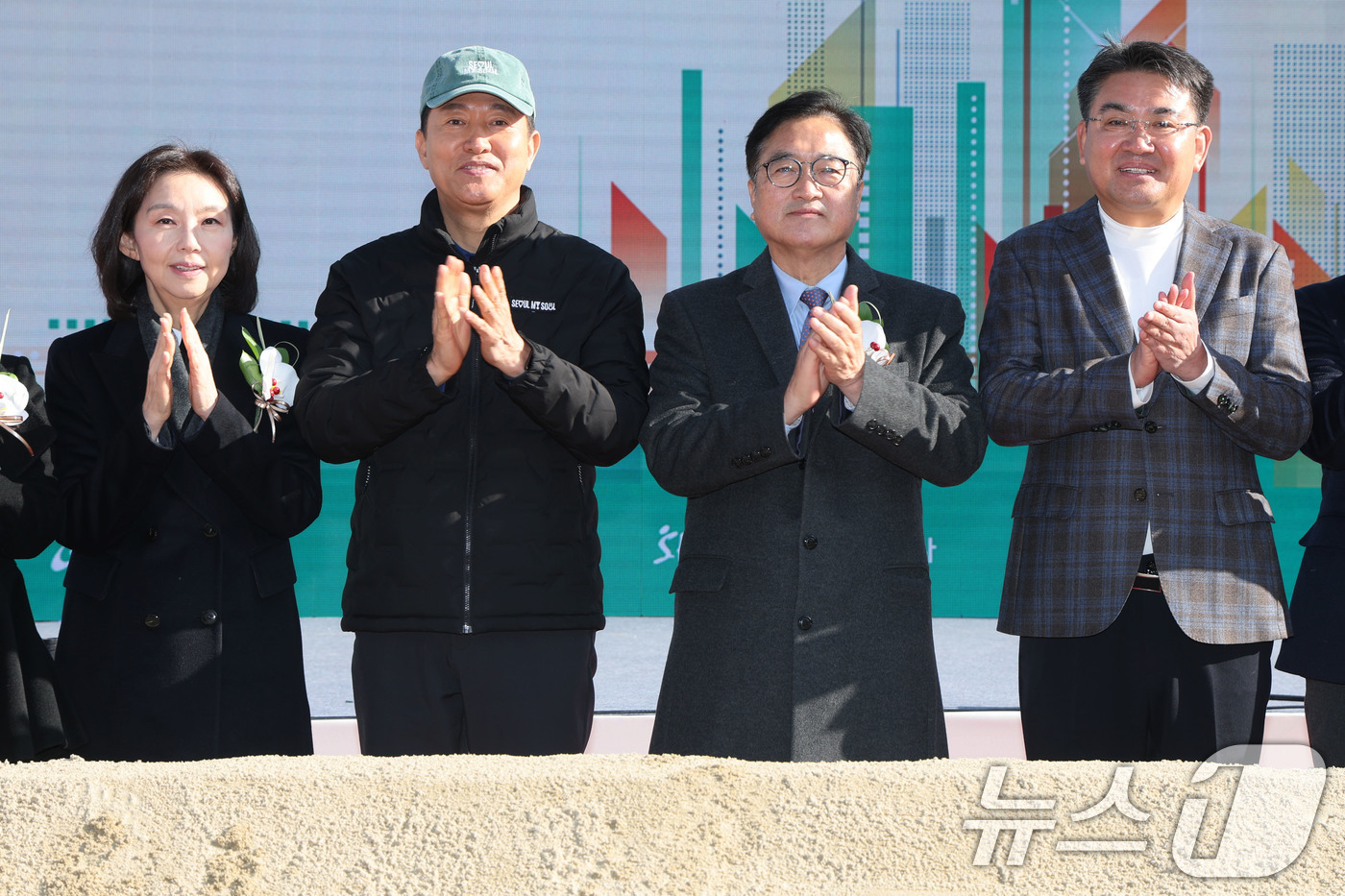 (서울=뉴스1) 이광호 기자 = 우원식 국화의장과 오세훈 서울시장 등이 1일 오전 서울 노원구 중계본동 30-3번지 일대 백사마을에서 열린 주택재개발정비사업 기공식에서 기념촬영을 …