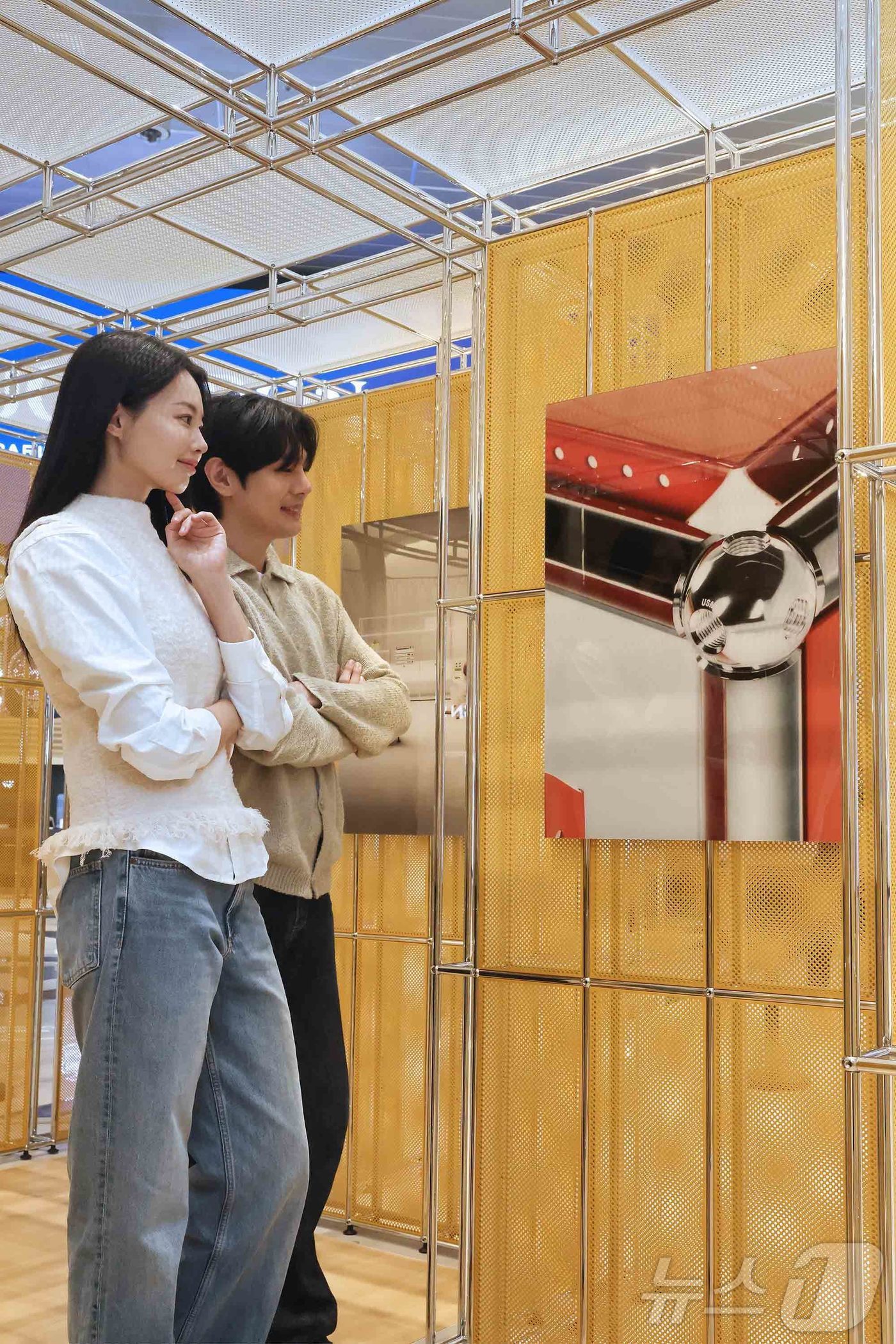 (서울=뉴스1) = 신세계백화점이 오는 14일까지 세계 최초 모듈러 퍼니쳐 'USM 할러 시스템'의 60주년을 기념해 신세계백화점 강남점 1층 오픈스테이지에서 'modular sc …