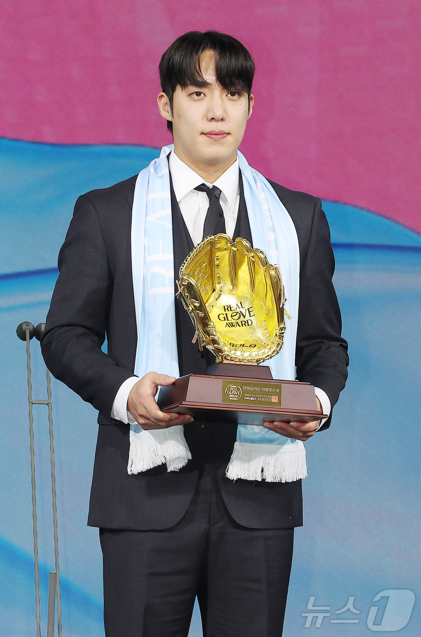 (서울=뉴스1) 김진환 기자 = 삼성 라이온즈 원태인이 1일 서울 광진구 그랜드 워커힐 호텔에서 열린 한국프로야구선수협회 '2025 컴투스프로야구 리얼글러브 어워드'에서 선발투수상 …