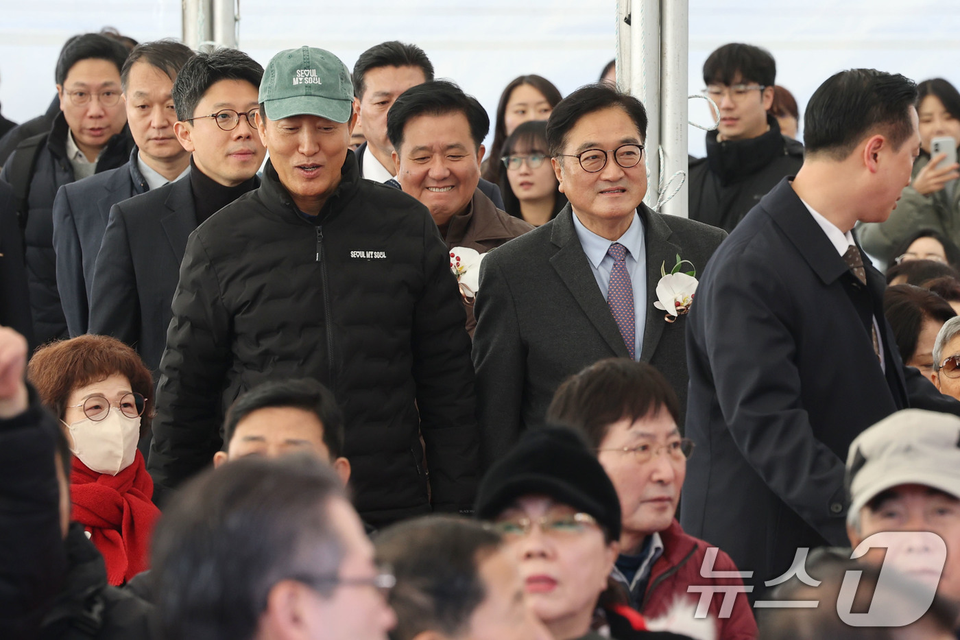(서울=뉴스1) 이광호 기자 = 우원식 국회의장과 오세훈 서울시장이 1일 오전 서울 노원구 중계본동 30-3번지 일대 백사마을에서 열린 주택재개발정비사업 기공식에 참석하고 있다. …