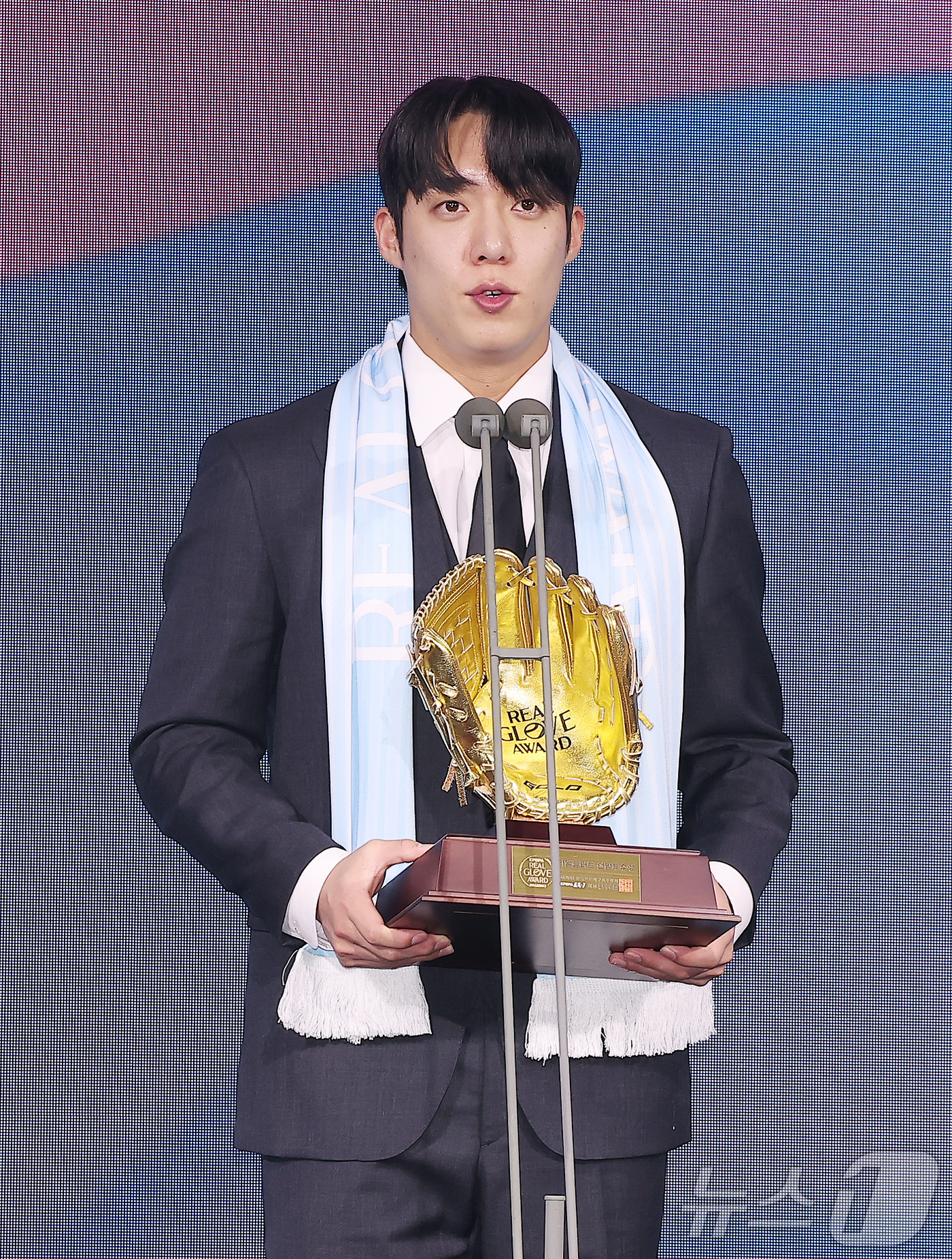 (서울=뉴스1) 김진환 기자 = 삼성 라이온즈 원태인이 1일 서울 광진구 그랜드 워커힐 호텔에서 열린 한국프로야구선수협회 '2025 컴투스프로야구 리얼글러브 어워드'에서 선발투수상 …