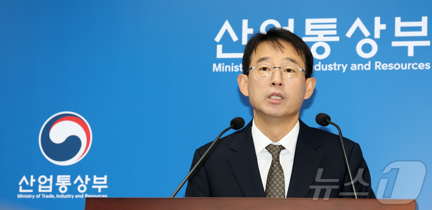 (세종=뉴스1) 김기남 기자 = 강감찬  산업통상부 무역투자실장이 1일 세종시 정부세종청사에서 2025년도 11월 수출입동향을 발표하고 있다.11월 수출액은 전년동월대비 8.4% …