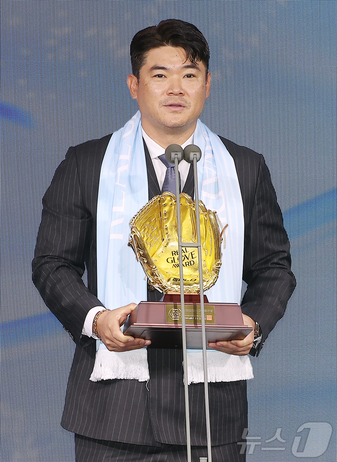 (서울=뉴스1) 김진환 기자 = SSG 랜더스 노경은이 1일 서울 광진구 그랜드 워커힐 호텔에서 열린 한국프로야구선수협회 '2025 컴투스프로야구 리얼글러브 어워드'에서 구원투수상 …