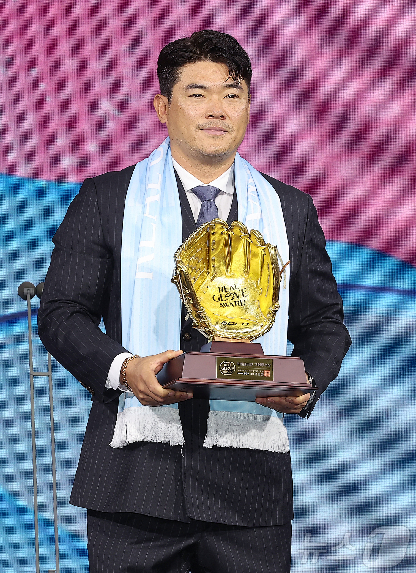 (서울=뉴스1) 김진환 기자 = SSG 랜더스 노경은이 1일 서울 광진구 그랜드 워커힐 호텔에서 열린 한국프로야구선수협회 '2025 컴투스프로야구 리얼글러브 어워드'에서 구원투수상 …