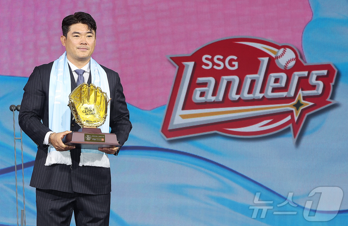 (서울=뉴스1) 김진환 기자 = SSG 랜더스 노경은이 1일 서울 광진구 그랜드 워커힐 호텔에서 열린 한국프로야구선수협회 '2025 컴투스프로야구 리얼글러브 어워드'에서 구원투수상 …