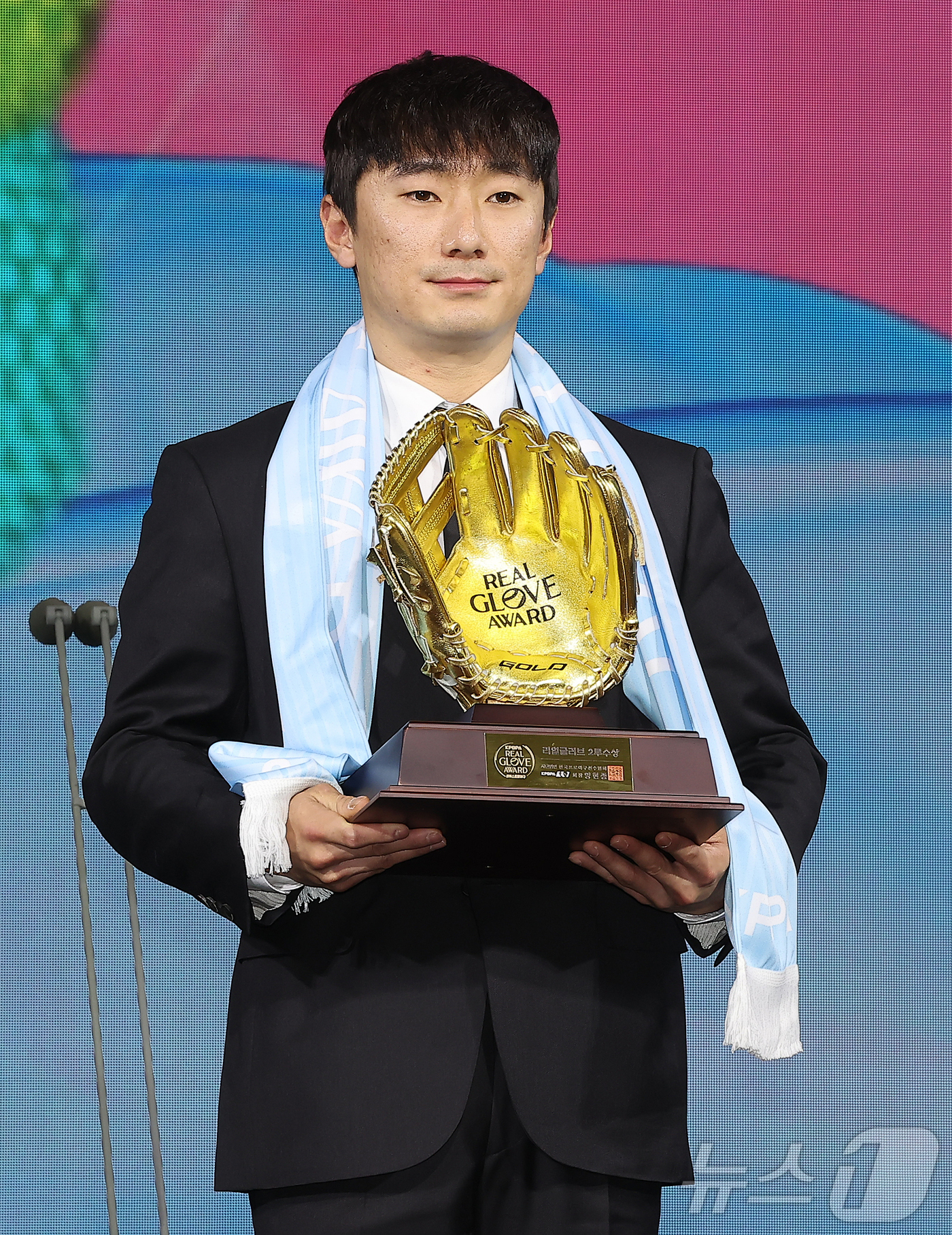 (서울=뉴스1) 김진환 기자 = LG 트윈스 신민재가 1일 서울 광진구 그랜드 워커힐 호텔에서 열린 한국프로야구선수협회 '2025 컴투스프로야구 리얼글러브 어워드'에서 2루수상을 …