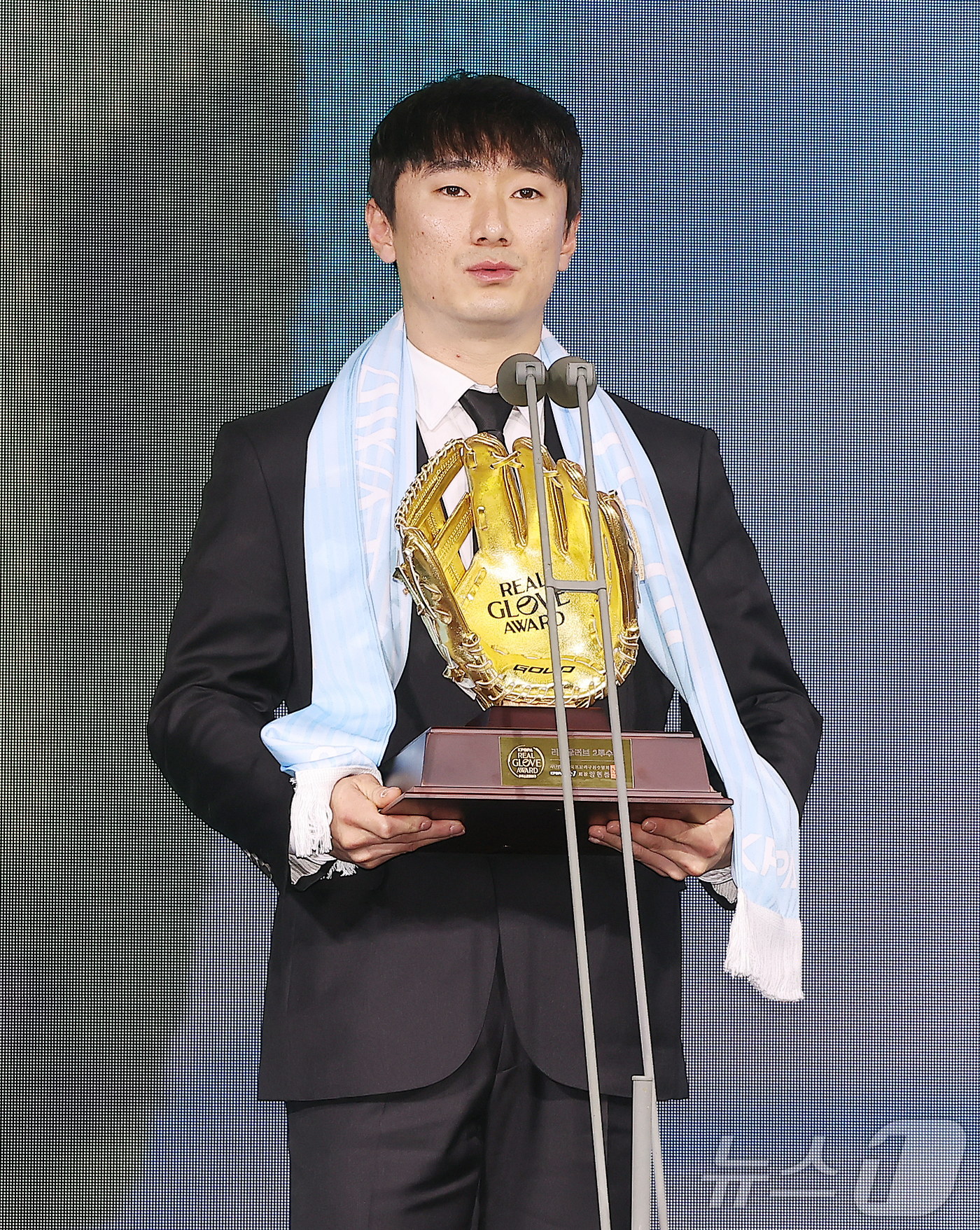(서울=뉴스1) 김진환 기자 = LG 트윈스 신민재가 1일 서울 광진구 그랜드 워커힐 호텔에서 열린 한국프로야구선수협회 '2025 컴투스프로야구 리얼글러브 어워드'에서 2루수상을 …