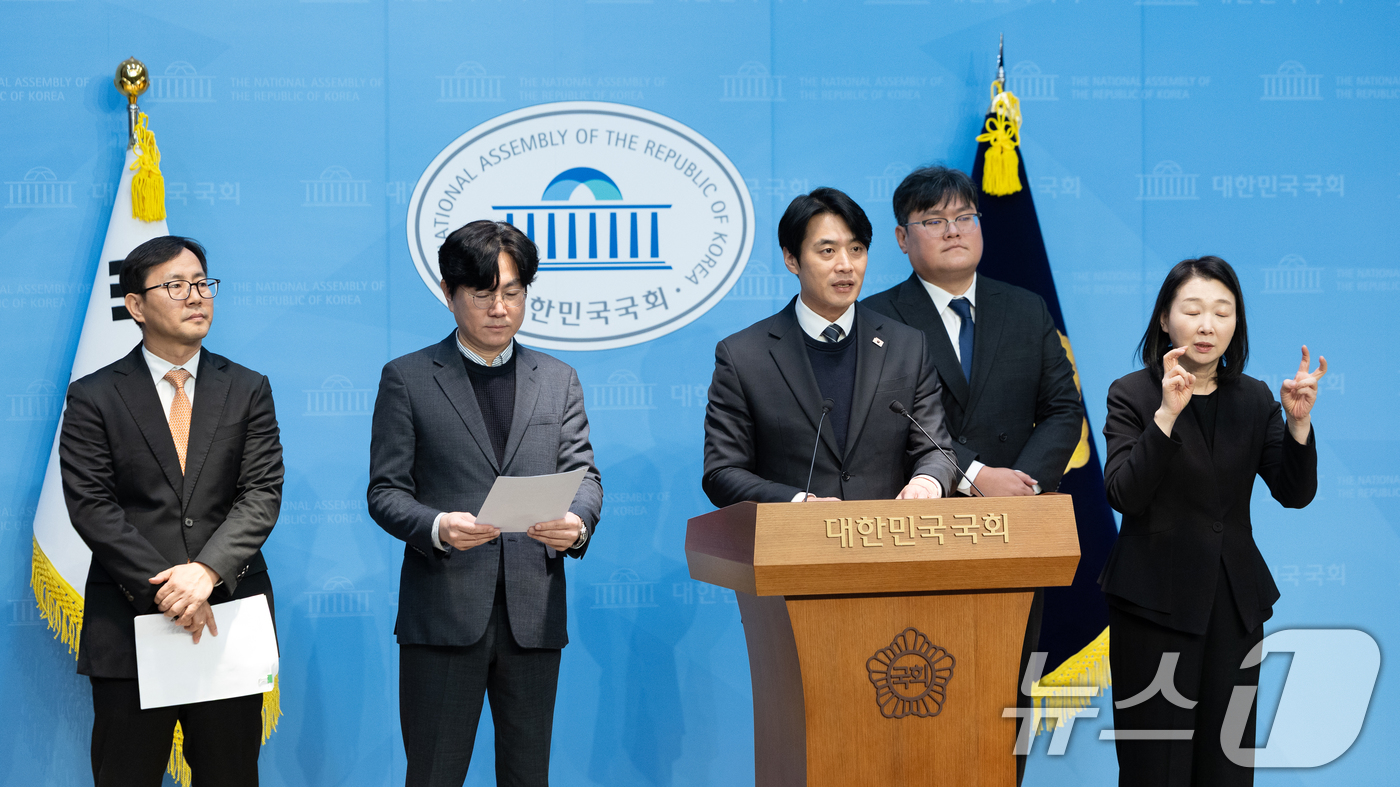 (서울=뉴스1) 이승배 기자 = 한준호 더불어민주당 정치검찰 조작기소대응특위 위원장이 1일 서울 여의도 국회 소통관에서 대장동 개발 초기 민간사업자 정재창에 대한 조속한 수사 및 …