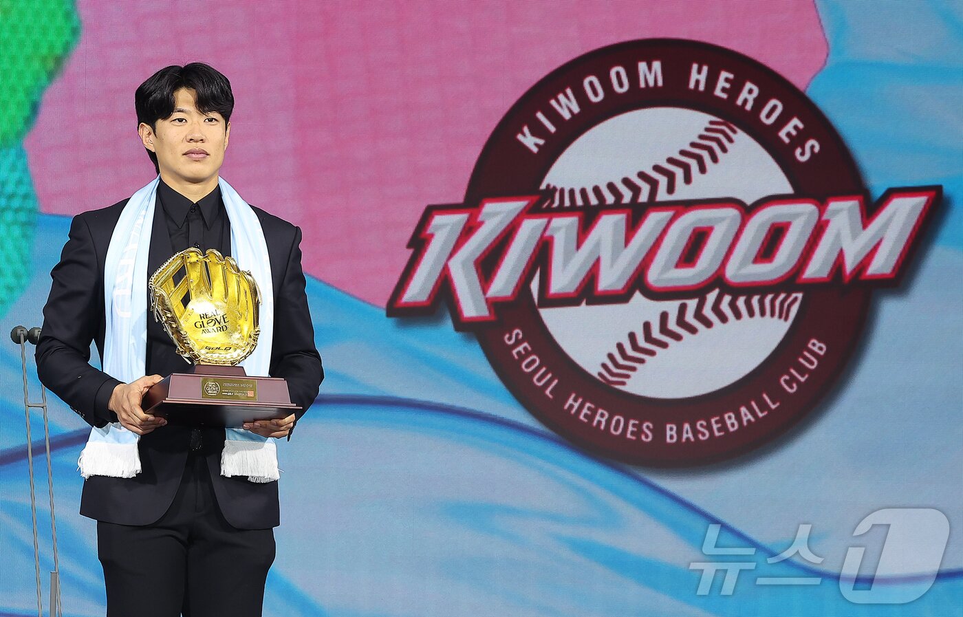 본문 이미지 - 키움 히어로즈 송성문이 1일 서울 광진구 그랜드 워커힐 호텔에서 열린 한국프로야구선수협회 &#39;2025 컴투스프로야구 리얼글러브 어워드&#39;에서 3루수상을 수상한 후 기념 촬영을 하고 있다. 리얼글러브 어워드는 KBO리그 포지션별 최고의 &#39;수비수&#39;를 선정하는 시상식으로 선수들이 직접 투표해 수상자를 가린다. 2025.12.1/뉴스1 ⓒ News1 김진환 기자