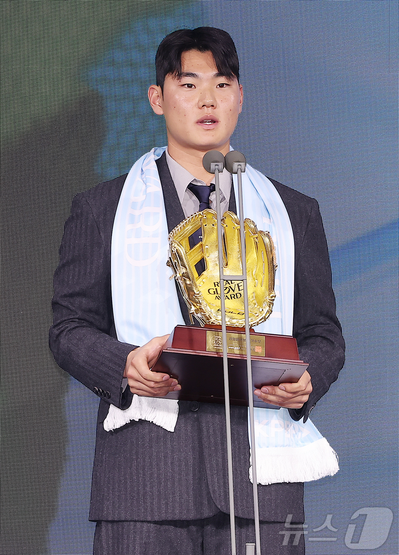 (서울=뉴스1) 김진환 기자 = NC 다이노스 김주원이 1일 서울 광진구 그랜드 워커힐 호텔에서 열린 한국프로야구선수협회 '2025 컴투스프로야구 리얼글러브 어워드'에서 유격수상을 …